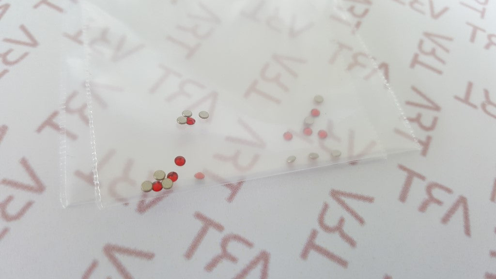 Swarovski kristali (Rdeča 1,9 mm) - GlamLashes 1/10