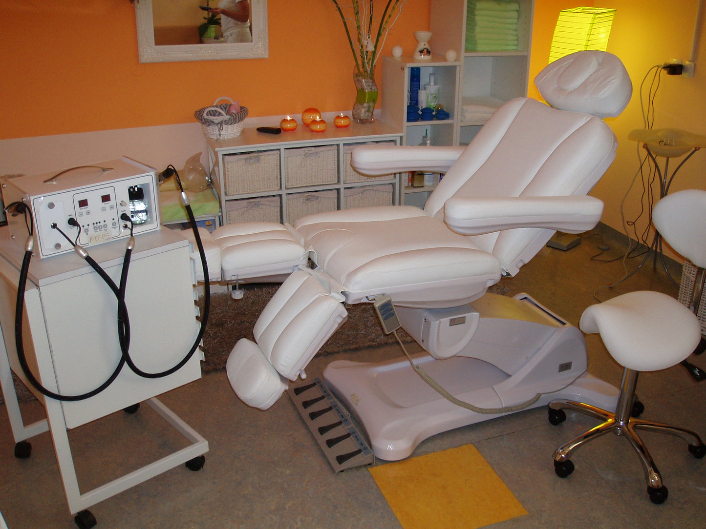 Kozmetična miza - pedikerski stol Pablo