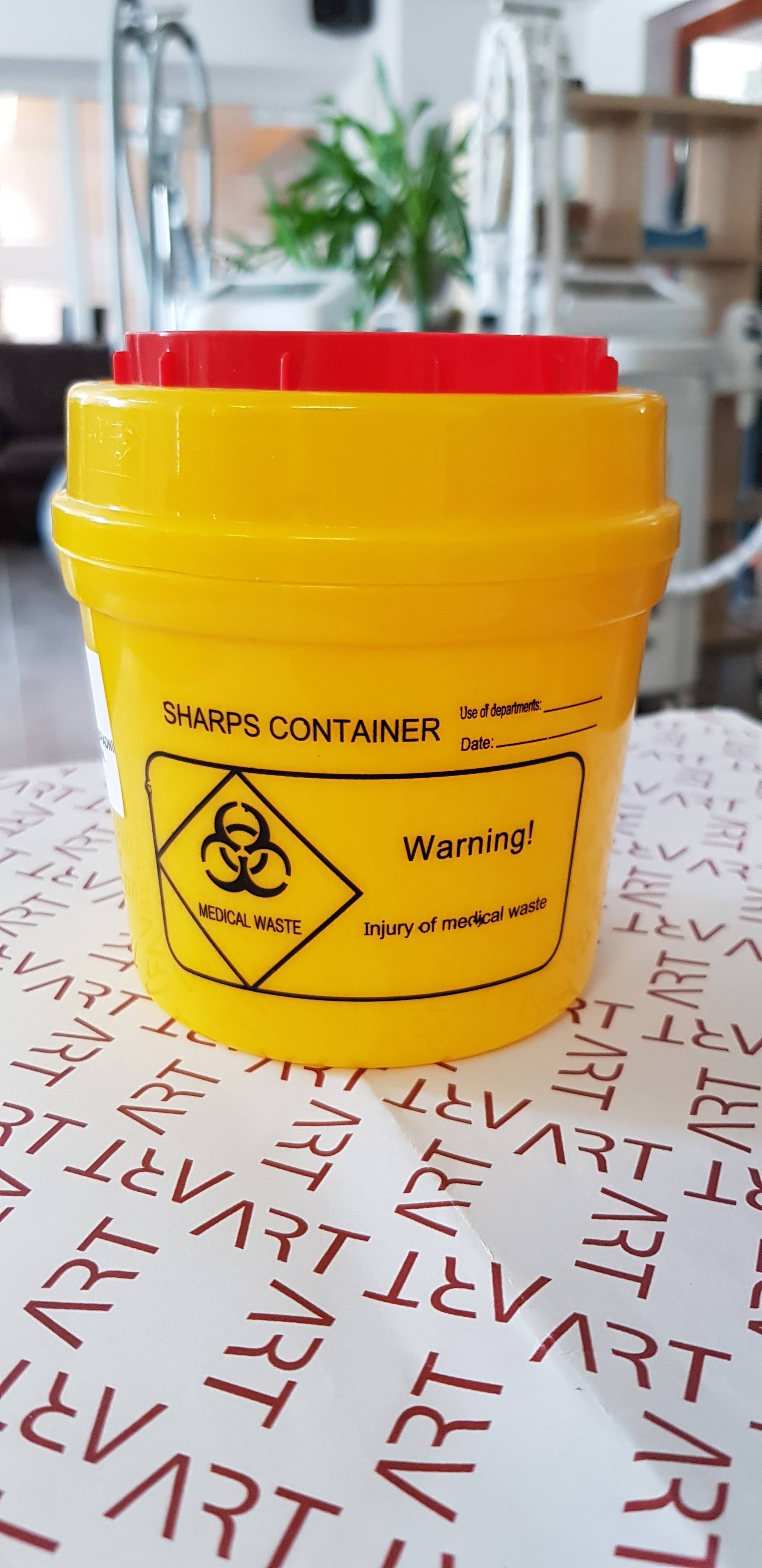 Posodica za shranjevanje odpadnih skalpelov in igel